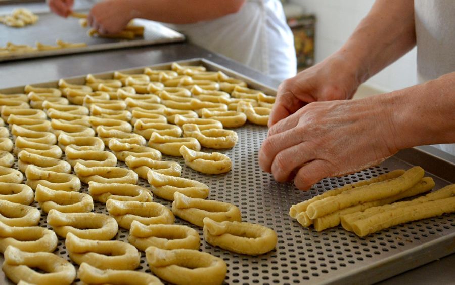 Esperienza autentica di turismo esperienziale in Italia tra cultura ed enogastronomia territoriale